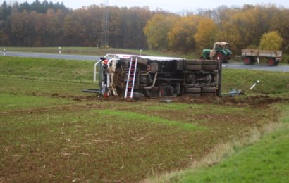 Der LKW landete in einem angrenzenden Acker und blieb auf der Seite liegen Foto: Pressedienst Wagner