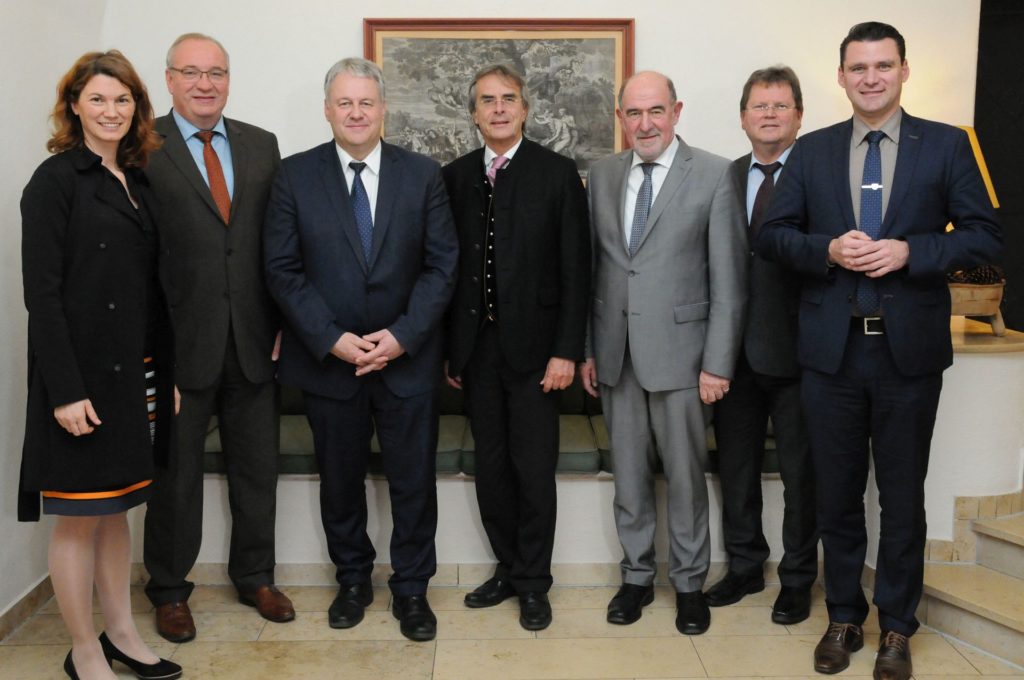 v.li. Tanja Schweiger (Lkr. Regensburg), Franz Löffler (Lkr. Cham), Richard Reisinger (Lkr. Amberg-Sulzbach, Sprecher der Oberpfälzer Landräte), Regierungspräsident Axel Bartelt, Willibald Gailler (Lkr. Neumarkt), Dr. Johann Keller (Geschäftsführendes Präsidialmitglied Bayerischer Landkreistag), Thomas Ebeling (Lkr. Schwandorf) Foto: Christine Hollederer