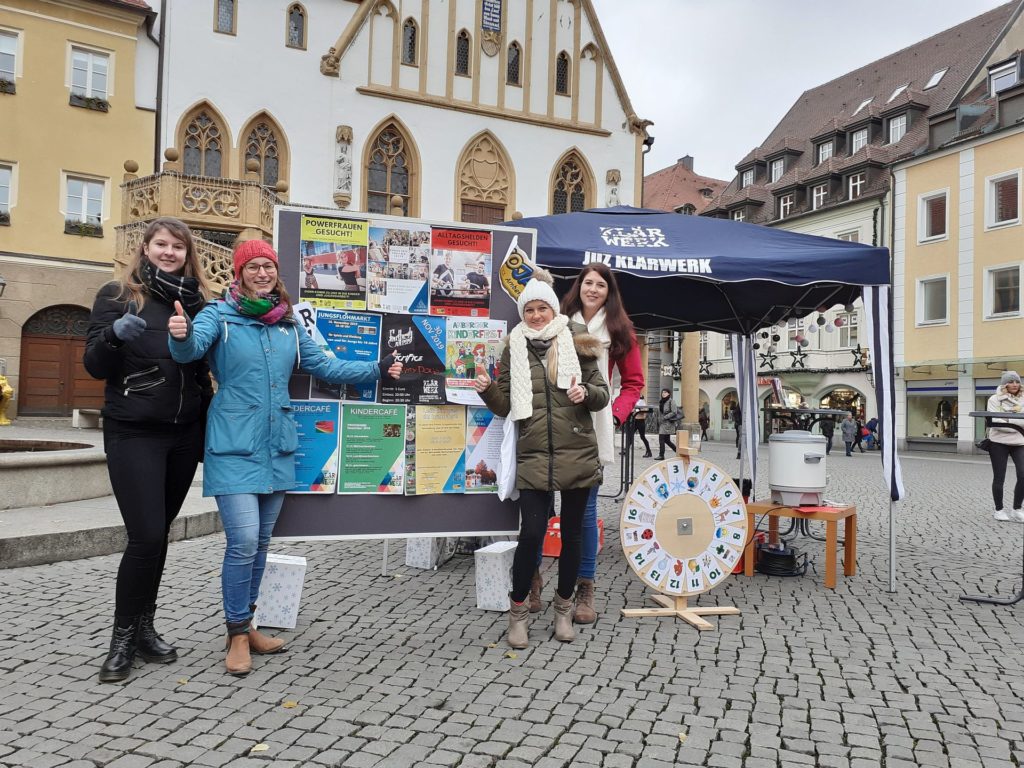 Infostand der Amberger Jugendarbeit vor dem Rathaus Foto: ©Hans Gräml