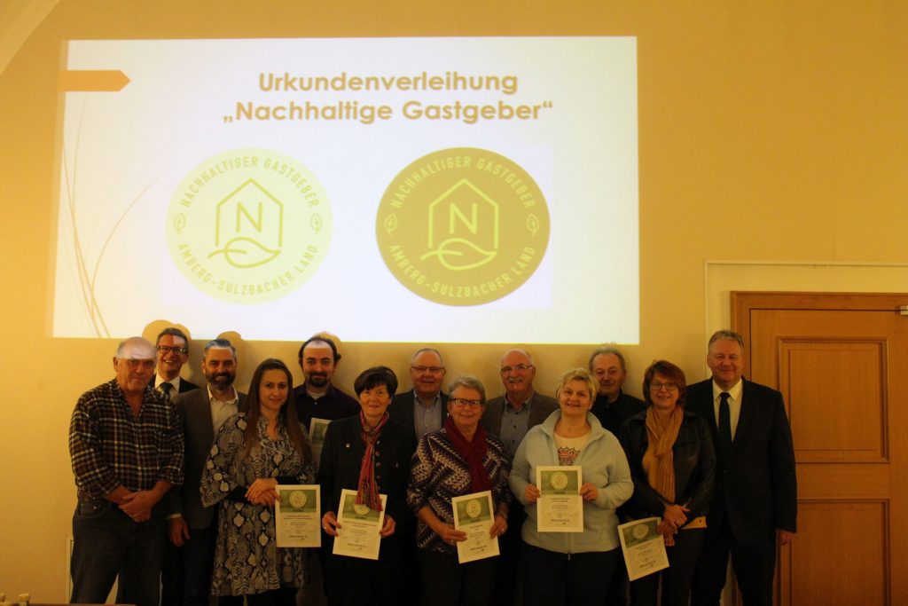 Das Thema Nachhaltigkeit stand komplett im Mittelpunkt. Zur Urkunde gab es für die Nachhaltigen Gastgeber ein Buffet mit  Gewinnerprodukten des Spezialitätenwettbewerbs „Original regional“. Foto: Regina Wolfohr