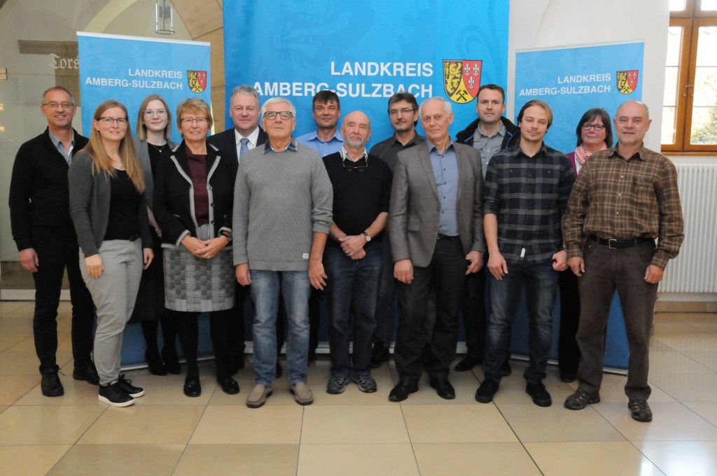 Landrat Richard Reisinger verpflichtete die neuen Mitglieder des Naturschutzbeirates bei der konstituierenden Sitzung im  Landratsamt Amberg-Sulzbach. Foto: Christine Hollederer