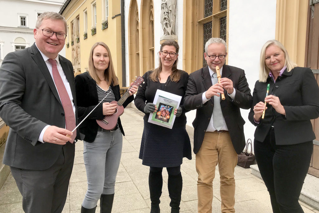 von links: Oberbürgermeister Michael  Cerny, ACC-Marketing-Koordinatorin Alexandra Kummert, Katja Körtge vom  Kulturamt, Kulturreferent  Dr. Fabian Kern und die Leiterin des Amberger Congress Centrums Petra  Strobl bei der Vorstellung des Konzertprogramms.  Foto: Susanne Schwab, Stadt Amberg 