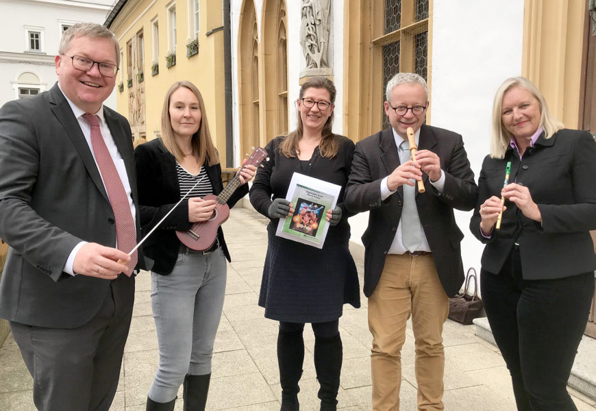 Am 5. Januar findet das „bezaubernde“  Neujahrskonzert mit den Hofer Symphonikern und Double Drums statt