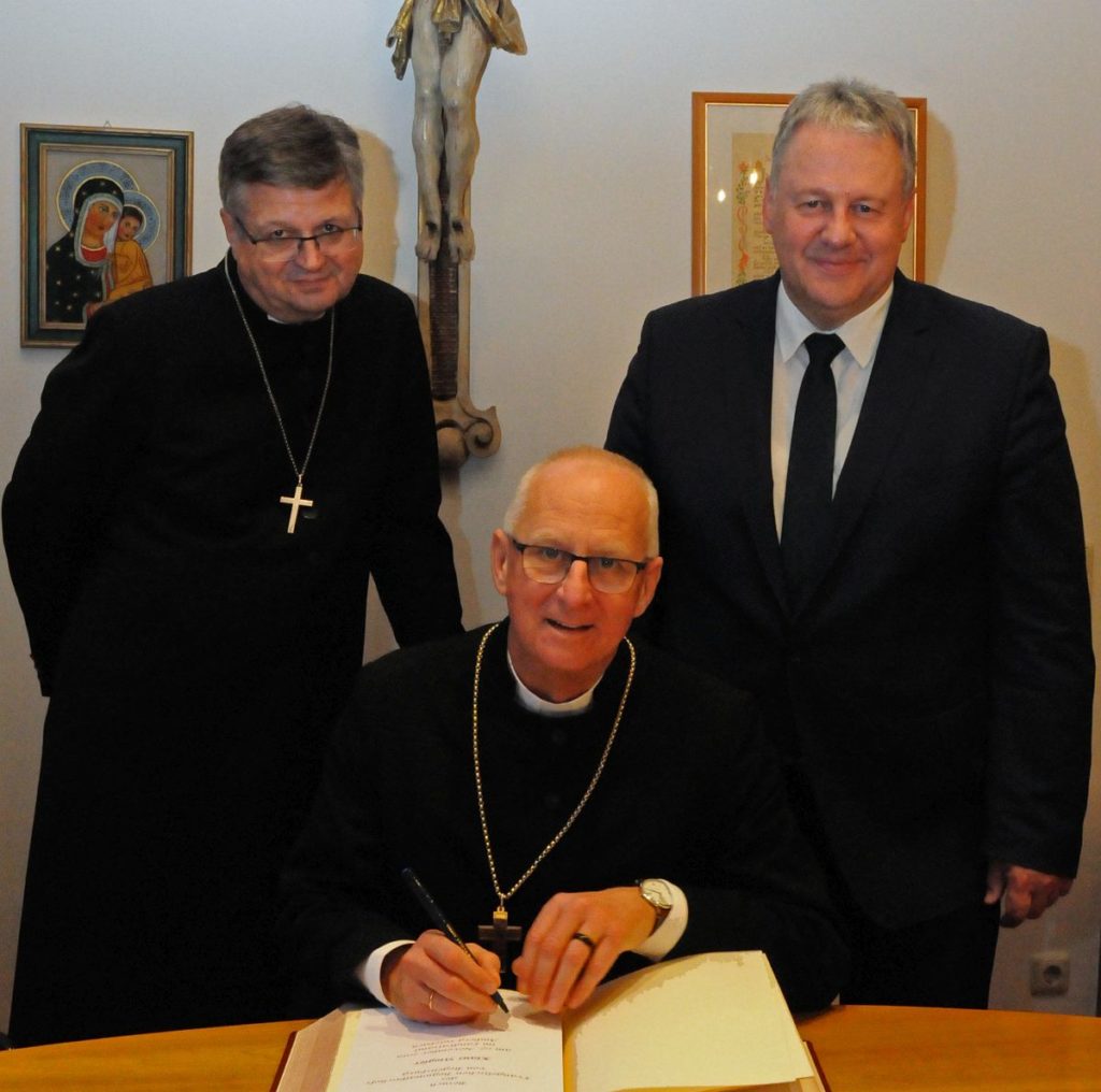 Dekan Karlhermann Schötz, Regionalbischof Klaus Stiegler, Landrat Richard Reisinger Foto: Christine Hollederer