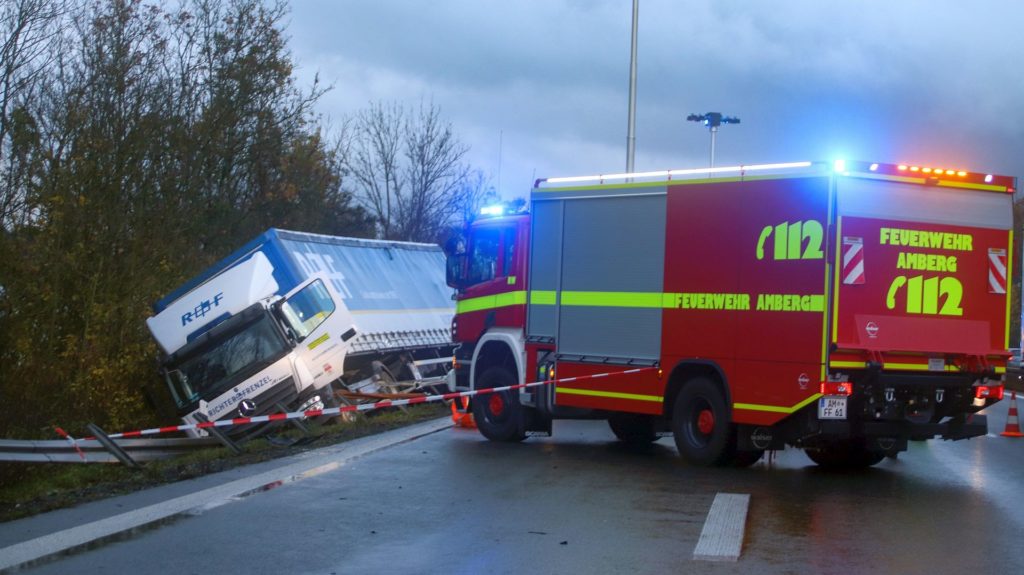 Der LKW drohte abzustürzen und musste durch die Feuerwehr gesichert werden Foto: Pressedienst Wagner