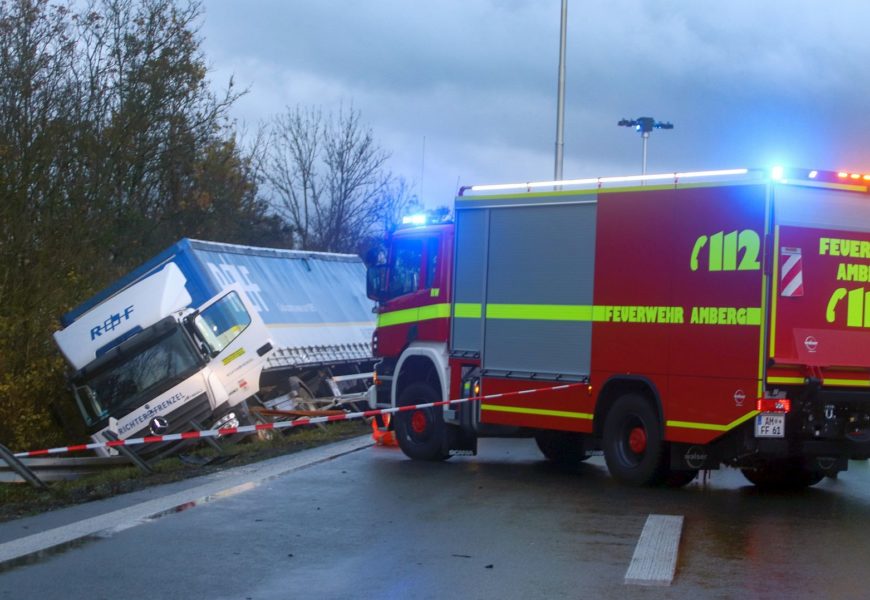 Lkw-Anhänger landet im Graben