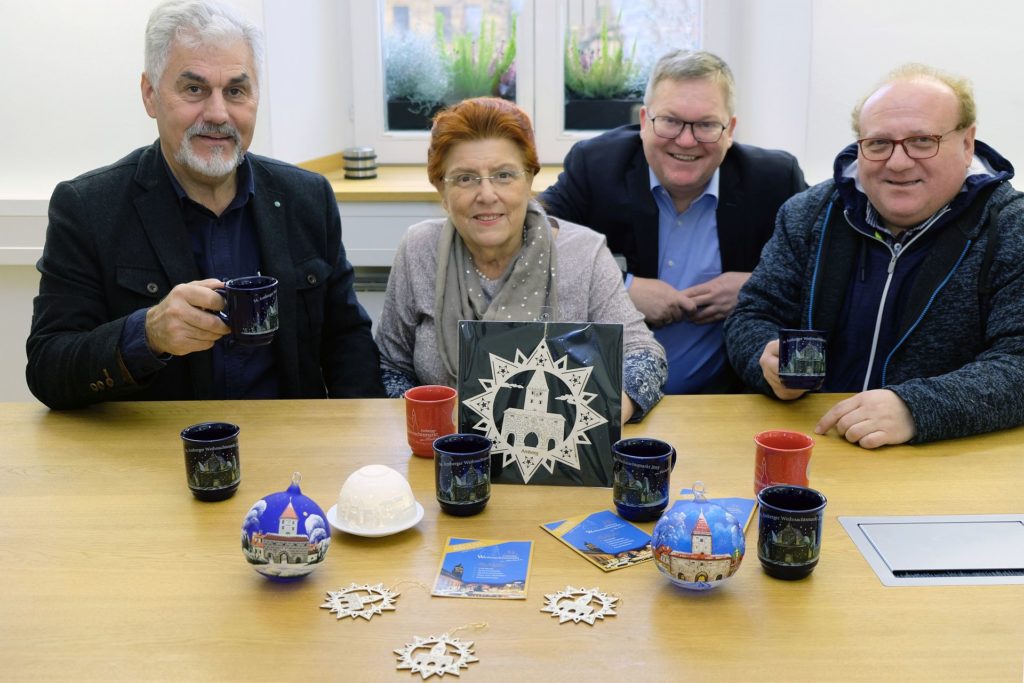 Stellten die Weihnachtstasse 2019 und das gesamte Verkaufssortiment des Weihnachtsmarktes vor (v.l.n.r.): Andreas Raab, Emilie Leithäuser, Oberbürgermeister Michael Cerny und Peter Harant. Foto: Susanne Schwab