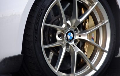 Grauer BMW beschädigt
