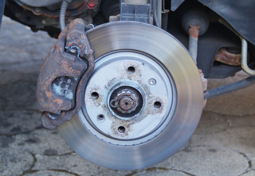Gebrochene Bremsscheibe beschädigt nachfolgendes Fahrzeug