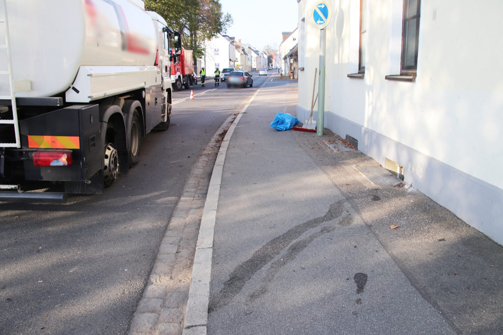 Beim Unfall wurde der LKW beschädigt sowie die Hausmauer Foto: OberpfalzAktuell