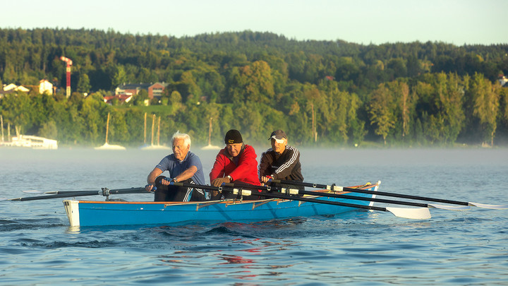 Regelmäßiges Rudern auf dem Starnberger See stärkt die Lebenserwartung – bei den Familien kommt der Landkreis Starnberg auf Platz 3. Copyright: ZDF/Charlotte Starup 