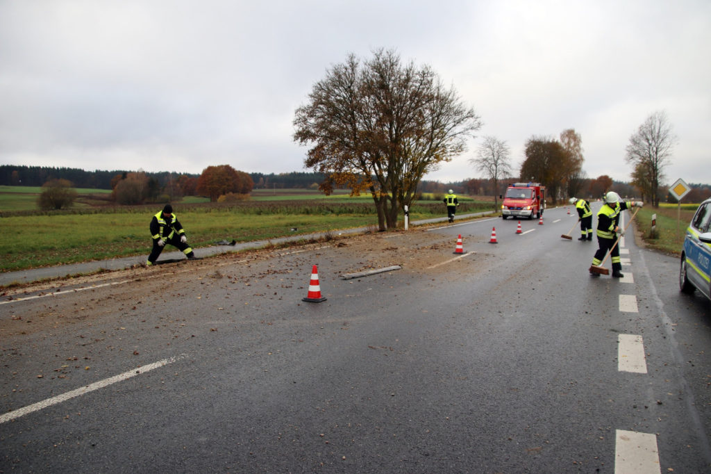 Die Unfallstelle wurde durch die Feuerwehr abgesichert und gereinigt Foto: OberpfalzAktuell