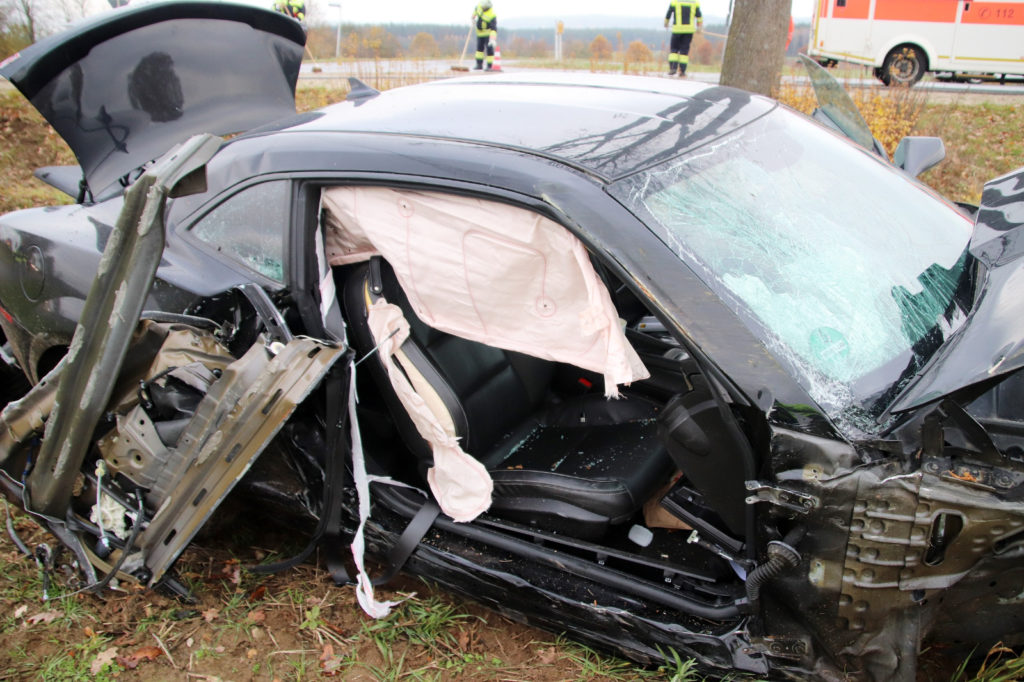 Das verunfallte Auto der Amerikaner Foto: OberpfalzAktuell