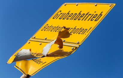 Große Warntafel angefahren und geflüchtet