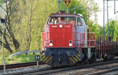 Andreaskreuz missachtet – Güterzuglok erfasst Lkw
