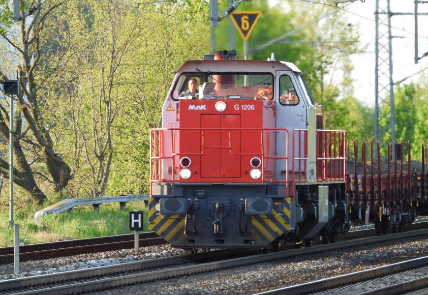 Andreaskreuz missachtet – Güterzuglok erfasst Lkw