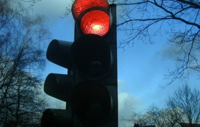 In Regensburg von Sonne geblendet und Verkehrsunfall verursacht