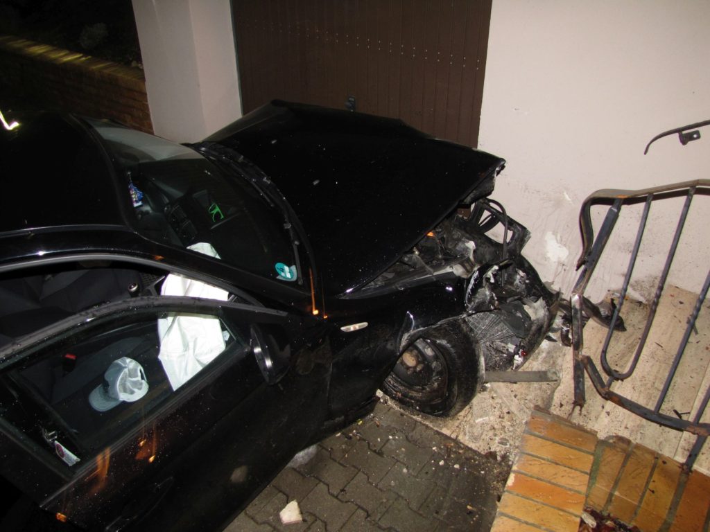 Der Fahrer hatte die Kontrolle verloren und prallte mit seinem BMW gegen eine Hauswand Foto: Polizei