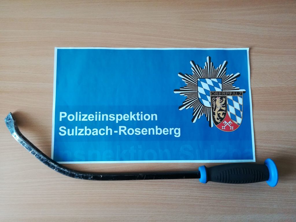 Das Brecheisen hatte der Täter noch in der Hand, als ihn die Beamten festnahmen Foto: Polizei