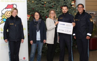 Polizeiinspektion Regensburg Süd spendet für die Aktion Kinderbaum