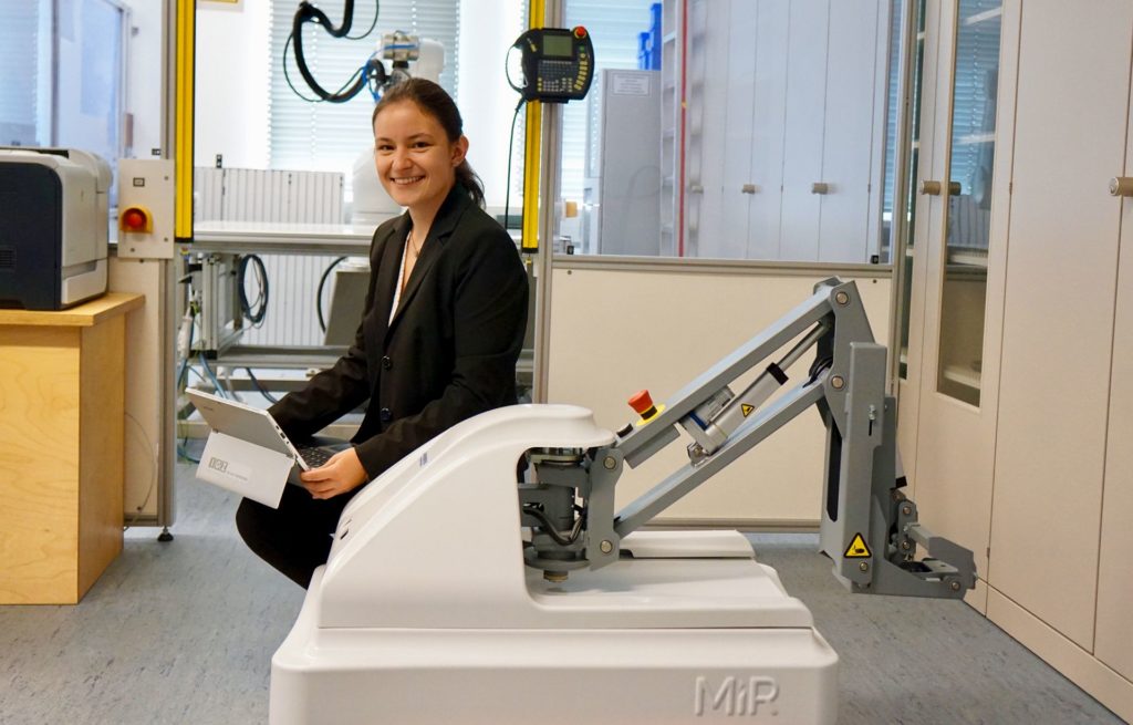 Annika Dausend im Robotik-Labor Foto: Alexander Seidl/OTH Amberg-Weiden