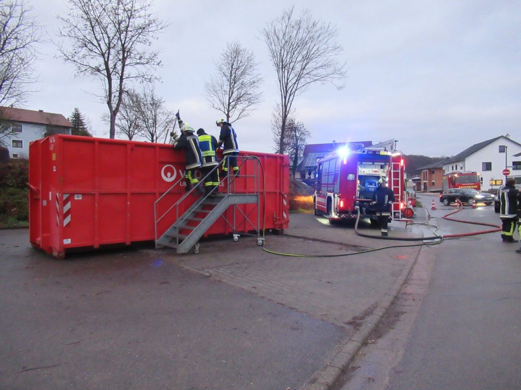 Der Grüngutcontainer vor dem Riedener Freibad war schon öfter Schauplatz von Feuerwehreinsätzen Foto: Polizei