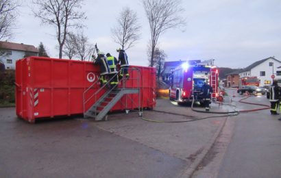 Der Grüngutcontainer vor dem Riedener Freibad war schon öfter Schauplatz von Feuerwehreinsätzen Foto: Polizei