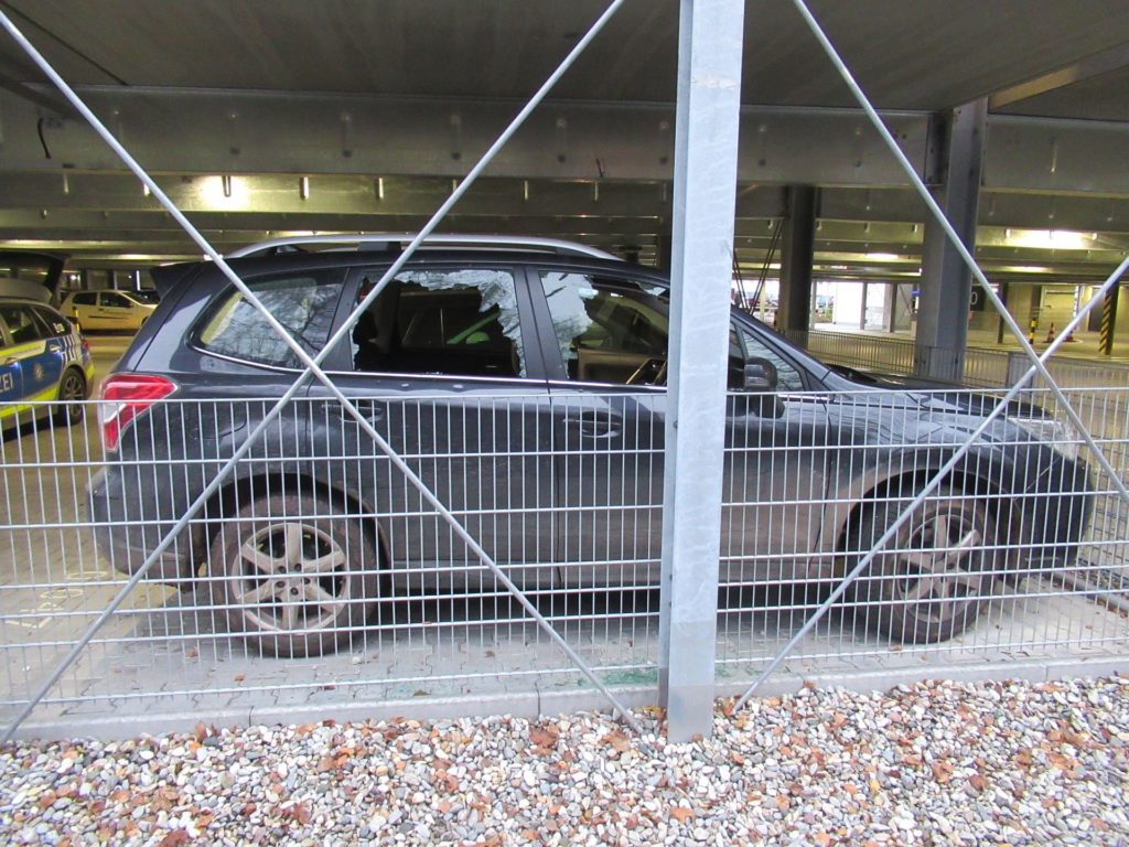 Das Auto wurde auf dem Parkdeck des Pakrhauses in der Marienstraße mit Steinen beworfen Foto: Polizei