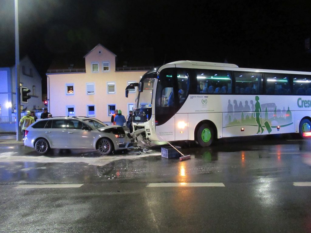 Der Fahrer des italienischen Reisebusses übersah den entgegenkommenden Skoda Foto: Polizei