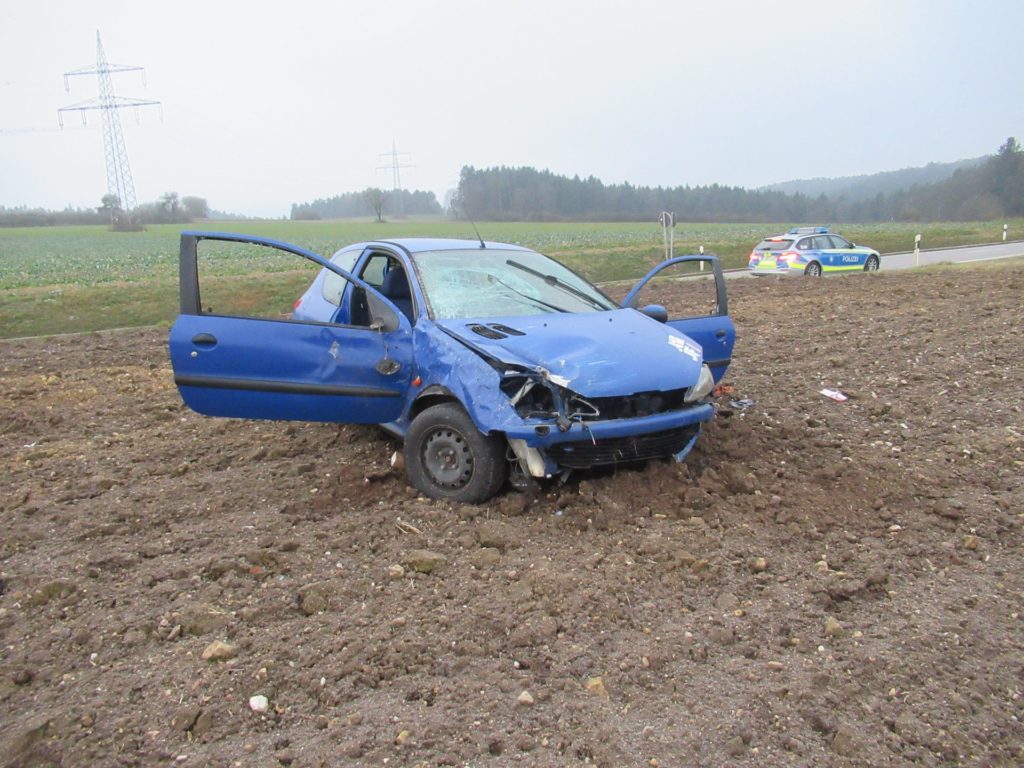 Der PKW überschlug sich im Acker Foto: Polizei