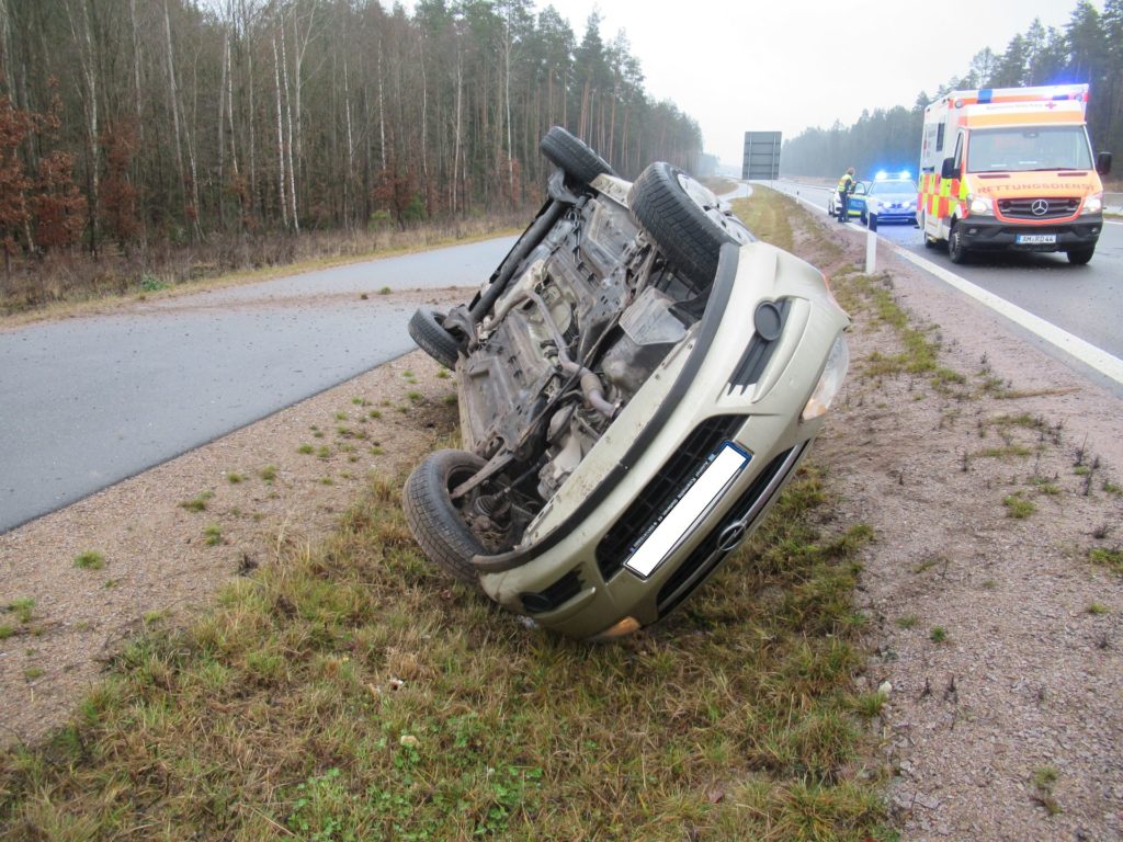 Der Fahrer kam angeblich aufgrund eines Wildwechsels von der Fahrbahn ab und überschlug sich zweimal Foto: Polizei