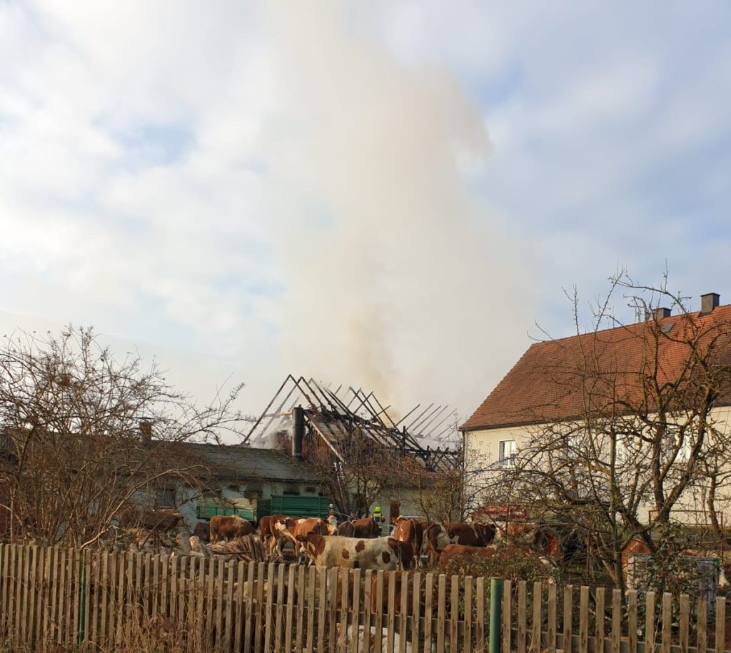 Erheblicher Sachschaden entstand beim Brand eines landwirtschaftlichen Anwesens in Unterwildenau Foto: Oberpfalz Aktuell