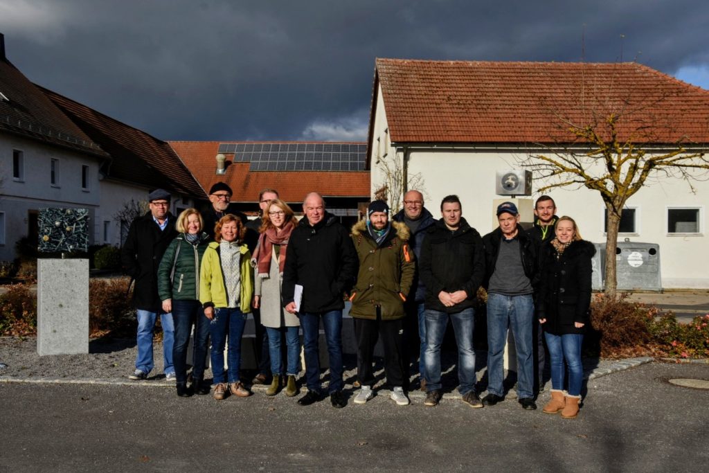 Kandidaten und Kandidatinnen der CSU und Gäste auf dem Köferinger Dorfplatz Foto: Birgit Singer-Grimm