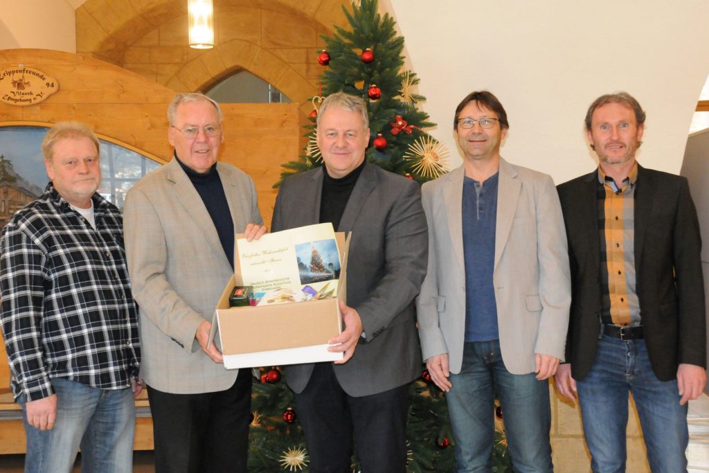 Foto: Ulrike von den Driesch  v.li.: Sachbearbeiter Peter Graf, DAGA-Präsident Helmuth Wächter, Landrat Richard Reisinger, Abteilungsleiter Dr. Norbert Vogl, Sozialamtsleiter Georg Jobst 