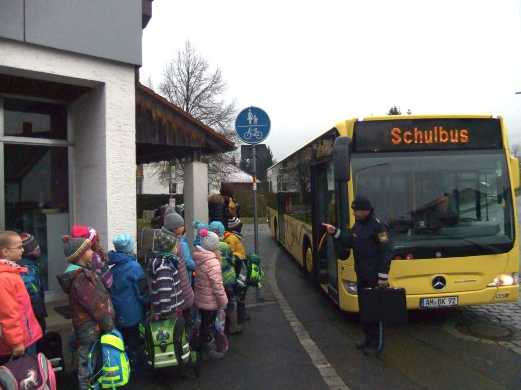 PHK Heselmann warnt  eindringlich vor den Gefahren an der Bushaltestelle Quelle: Polizei