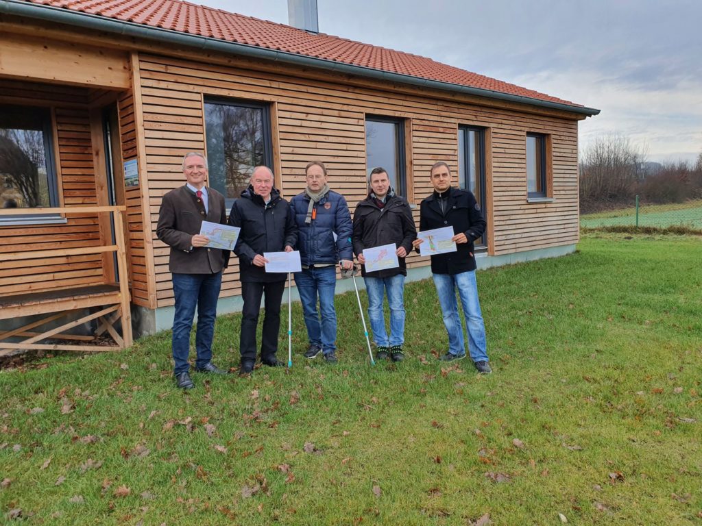 Mit Bürgermeister Roland Strehl (ab 2.v.l.) freuen sich Hauptamtsleiter Wolfgang Roggenhofer, der Vorsitzende der Dorfgemeinschaft Moos, Florian Fischer, und Bauamtsleiter Alexander Greiner über die förmliche Einleitung des Dorferneuerungsverfahrens für Moos und Gärmersdorf. Ein besonderer Dank gilt dabei dem Direktabgeordneten des Bayerischen Landtages, Dr. Harald Schwartz (li.). Foto: Greiner