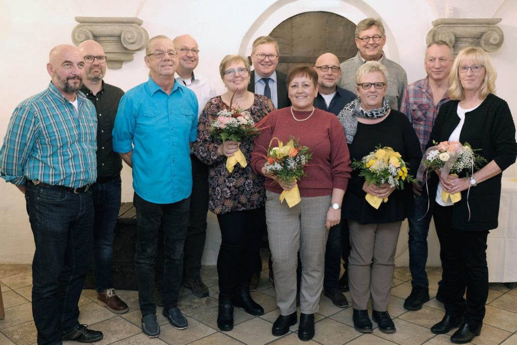 Oberbürgermeister  Michael Cerny (6.v.l.) mit den geehrten und aus dem aktiven Dienst der  Stadt Amberg ausgeschiedenen Mitarbeiterinnen und Mitarbeitern  (v.l.n.r.) Wilhelm Pausch,  Markus Nißler, Volkmar Vogel, Wolfgang Gerl, Gisela Metschl, Milica  Wessel, Peter Sterk, Lydia Reinwald,  Josef Hauer und Christa Hesse. Foto: Susanne Schwab, Stadt Amberg