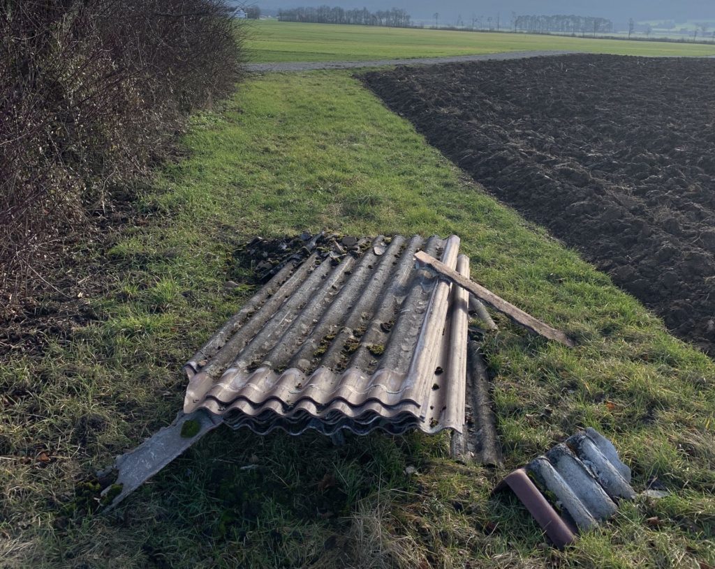 Bei Freystadt wurden die Eternet-Platten illegal entsorgt Foto: PHK Eichenseer, PI Neumarkt i.d.OPf.