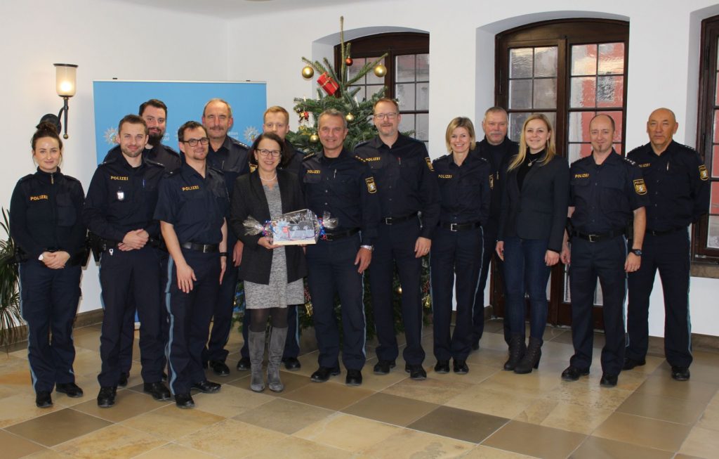 Gruppenfoto mit  Frau Bürgermeisterin Maltz-Schwarzfischer Foto: Polizei