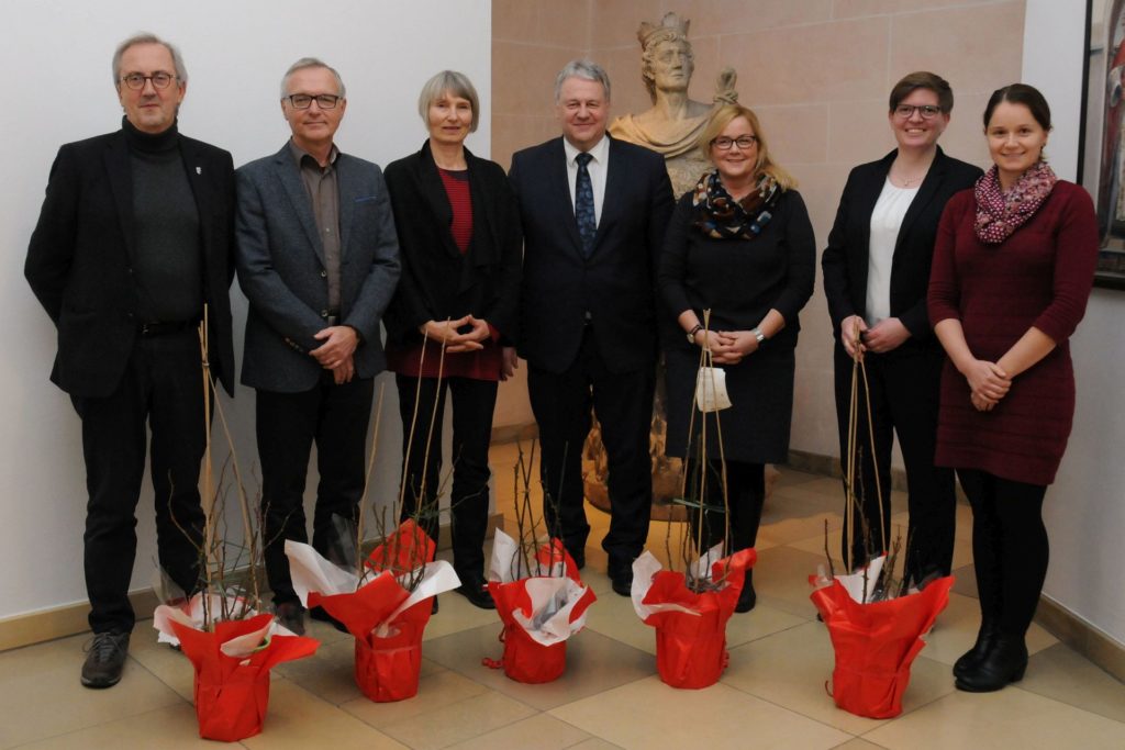 v.li.:  Franz Mädler (Allee der grünen Stars), Matthias Mändl (Planetarium  Ursensollen), Barbara Ströll (Die Kuh ist kein Klimakiller,  Elternkochkurs Bio –  köstlich, gesund und preiswert für alle), Landrat Richard Reisinger,  Ulrike Zimmermann (Ich höre dir zu), Regionalmanagerin Maria  Regensburger, Julia Wolfsteiner (Enkeltauglich leben!) Foto: Christine Hollederer