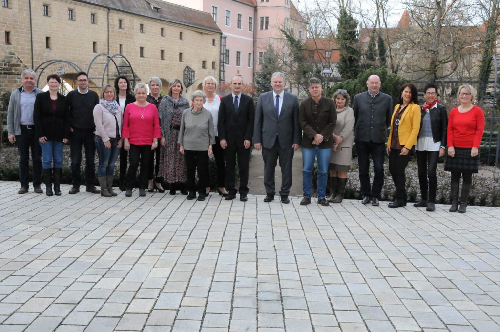 v.li.:  Alfred Seidenfaden, Andrea Prechtl, Joachim Schott, Anita Meindl, Petra  Lehmeier, Margit Schindler, Heike Birner, Elke Pachmann, Irmgard  Becker, Ulrike  Preitschaft, Personalamtsleiter Josef Kotz, Landrat Richard Reisinger,  Personalratsvorsitzender Erich Findl, Susanne Pirner, Ulrich Bauer,  Heidi Zenger, Inge Lassmann, Brigitte Wagner Fotos: Christine Hollederer