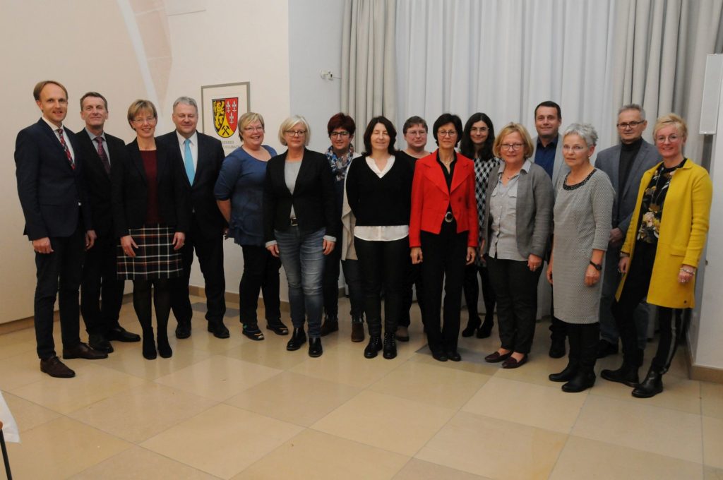 v.li.: Schulrat Stephan Tischer, Schulamtsdirektor Gerald Haas, Schulamtsdirektorin Beatrix Hilburger, Landrat Richard Reisinger, Heike Herold (GS Auerbach), Ulrike Bergemann-Hausmann (MS Ursensollen), Alexandra Deinzer (GS Auerbach), Maria Danninger (GS Auerbach), Sabine Bleistein (GS Schmidmühlen), Eva Hampel (GS Kümmersbruck), Kerstin Gloß-Seits (GS Kümmersbruck), Helga Prechtl (GS Freihung), Uwe Bergmann (MS Vilseck), Gunda Köstler (GS Pestalozzi), Gerhard Knahn (GS Königstein), Personalratsvorsitzende Michaela Bergmann Foto: Christine Hollederer