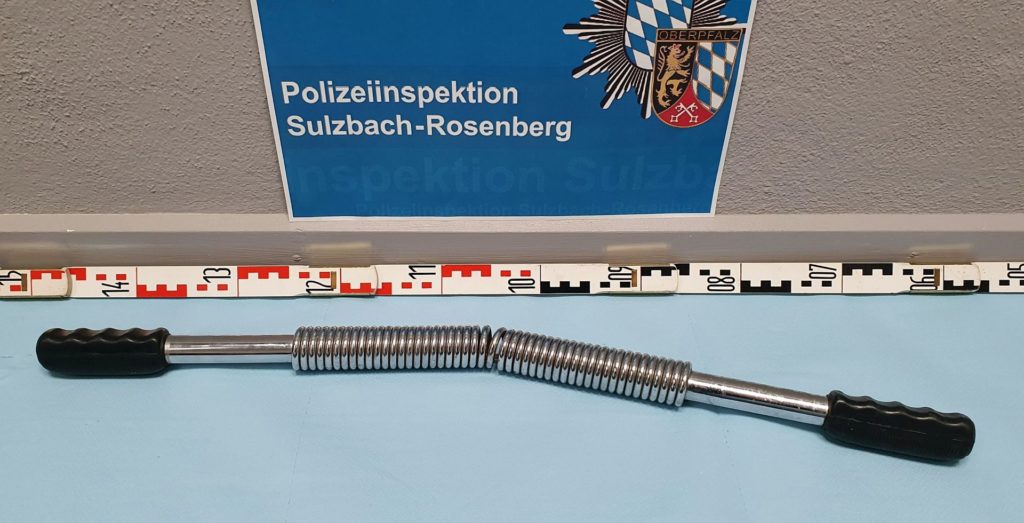 Mit dieser Biegehantel ging der 38-Jährige auf die Beamten los Foto: Polizei