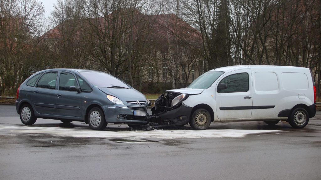 Die beiden Fahrzeuge waren nicht mehr fahrbereit und mussten abeschleppt werden Foto: Pressedienst Wagner