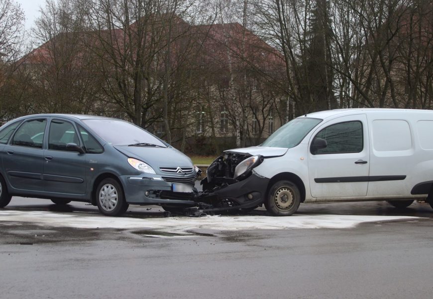 Verkehrsunfall mit hohem Sachschaden bei Regenstauf