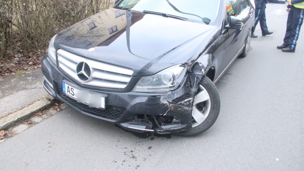 Beim Zusammenprall mit dem Stahlpfosten wurde der Mercedes vorn stark beschädigt Foto: Pressedienst Wagner
