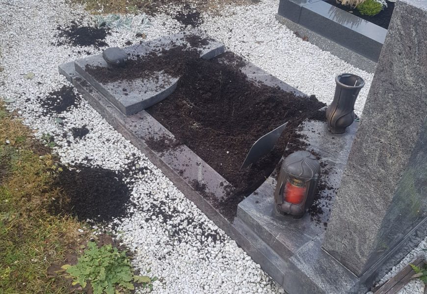 Verwüstetes Grab am Friedhof Waidhaus
