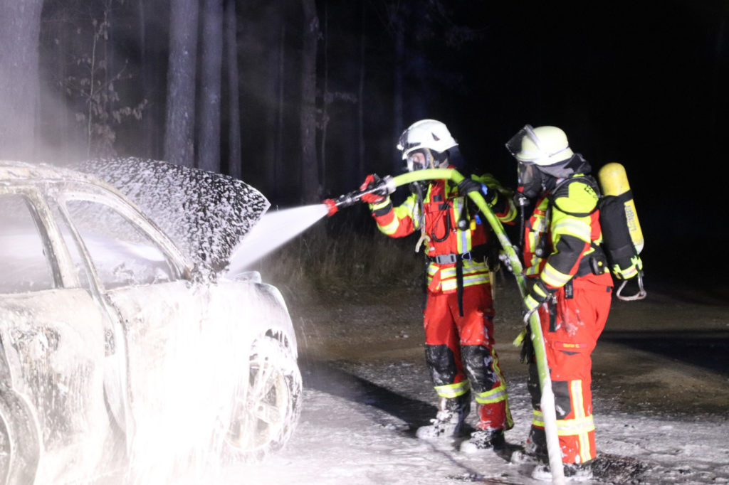 Das Fahrzeug brannte komplett aus Foto: Oberpfalz Aktuell