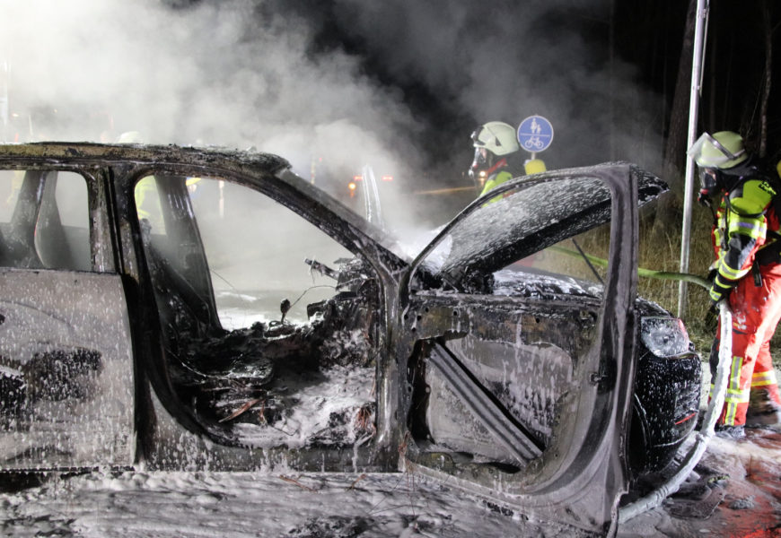 Lieferwagen in Vollbrand