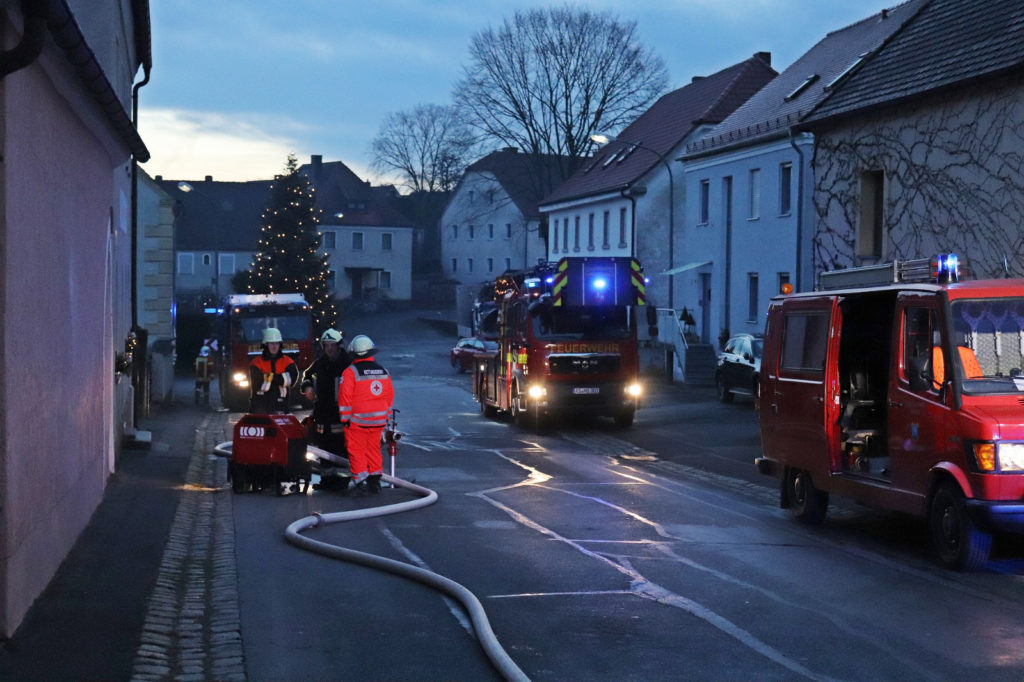 Ein Großaufgebot von Feuerwehren war vor Ort und verhinderte ein Übergreifen der Flammen Foto: Oberpfalz Aktuell